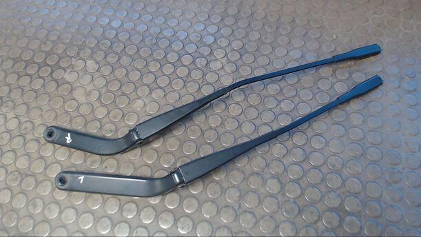 Foto: SCHEIBENWISCHERARME VORN eines BMW 118d DPF S