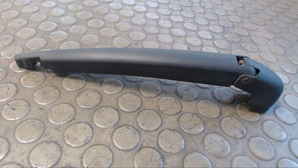 Foto: SCHEIBENWISCHERARM HINTEN eines Fiat 500 1.3 Multijet 16V DPF GL