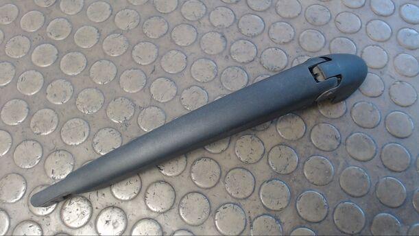 Foto: SCHEIBENWISCHERARM HINTEN eines Fiat 500 1.3 Multijet 16V DPF GL