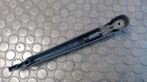 Foto: SCHEIBENWISCHERARM HINTEN eines Fiat 500 1.3 Multijet 16V DPF GL