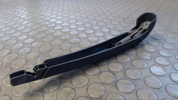 Foto: SCHEIBENWISCHERARM HINTEN eines Fiat 500 1.3 Multijet 16V DPF GL