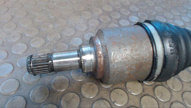 Foto: ANTRIEBSWELLE LINKS eines Fiat 500 1.3 Multijet 16V DPF GL
