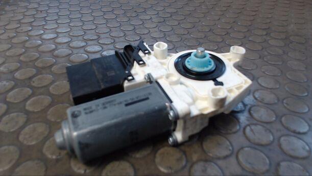 Foto: FENSTERHEBERMOTOR HINTEN  LINKS eines VW Golf Variant 1.9 TDI