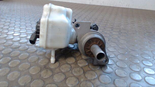 Foto: HAUPTBREMSZYLINDER eines VW Golf Variant 1.9 TDI