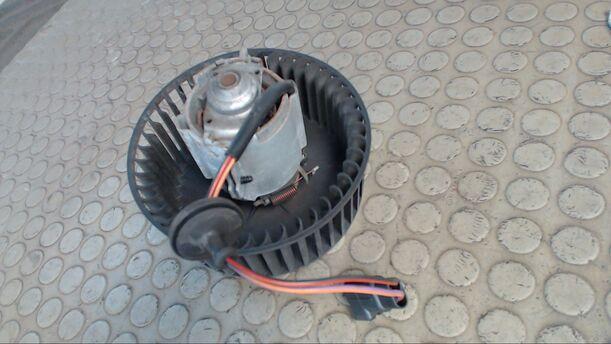 Foto: HEIZUNGSGEBLÄSE eines Mazda 121 S