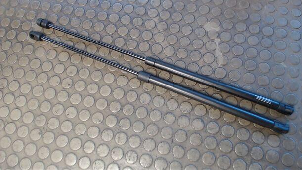 Foto: HECKKLAPPENDÄMPFERPAAR eines Ford Mondeo 2.0 Turnier TDCi DPF