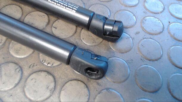 Foto: HECKKLAPPENDÄMPFERPAAR eines Ford Mondeo 2.0 Turnier TDCi DPF