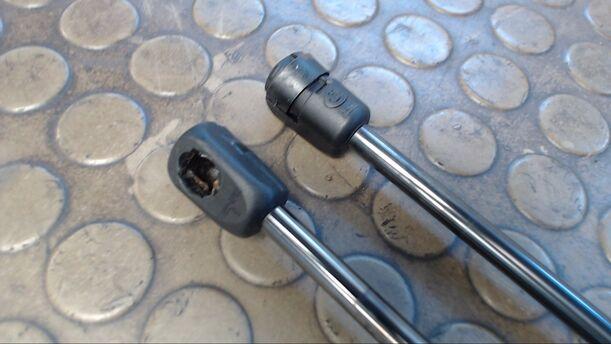 Foto: HECKKLAPPENDÄMPFERPAAR eines Ford Mondeo 2.0 Turnier TDCi DPF
