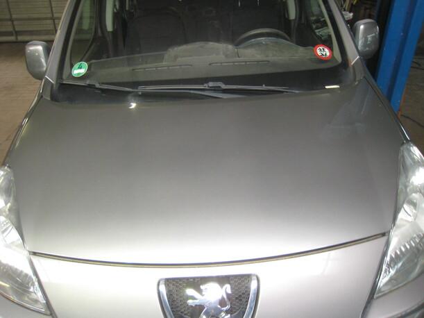 Foto: MOTORHAUBE / DECKEL VORNE eines Peugeot Partner Tepee HDi FAP 110