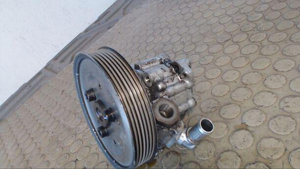 Foto: PUMPE SERVOLENKUNG eines Audi A6 Avant 2.5 TDI quattro GL