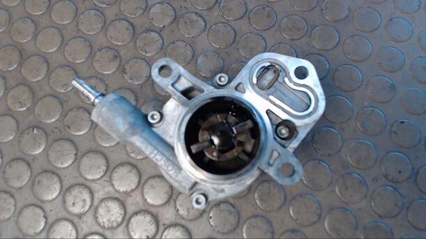 Foto: VAKUUMPUMPE eines Citroen C8 2.2 HDi GL