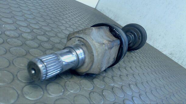 Foto: ANTRIEBSWELLE VORN LINKS eines Opel Astra 1.9 CDTI DPF acenta
