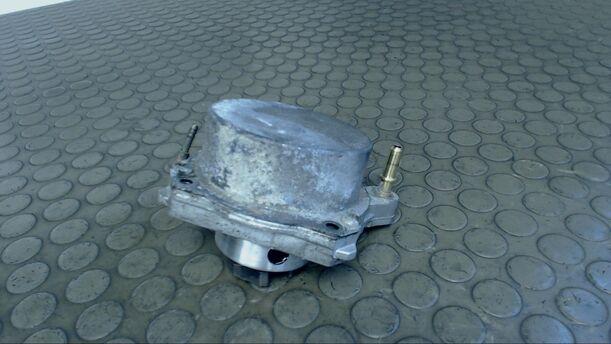 Foto: VAKUUMPUMPE eines Opel Astra 1.9 CDTI DPF acenta