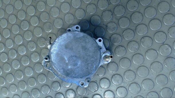 Foto: VAKUUMPUMPE eines Opel Astra 1.9 CDTI DPF acenta