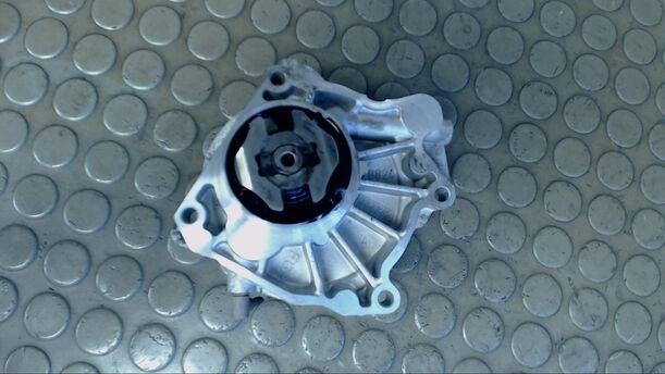 Foto: VAKUUMPUMPE eines Opel Astra 1.9 CDTI DPF acenta