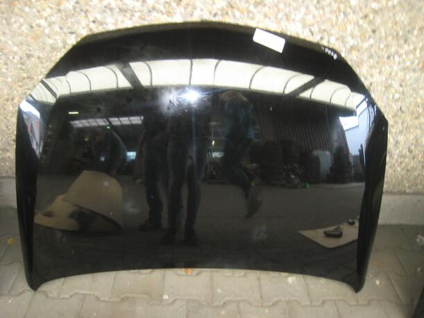 Foto: MOTORHAUBE eines Opel Corsa 1.0 12V GL