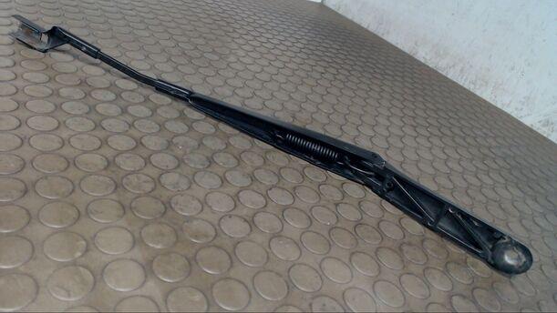 Foto: SCHEIBENWISCHERARM LINKS VORN eines VW Passat Variant 2.0 TDI GL