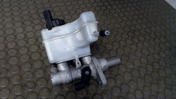 Foto: HAUPTBREMSZYLINDER eines VW Passat Variant 2.0 TDI GL