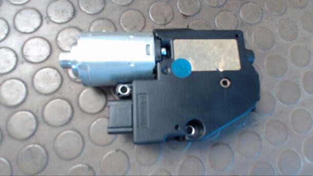 Foto: SCHIEBEDACHMOTOR eines Peugeot 407 SW HDi 135 GL