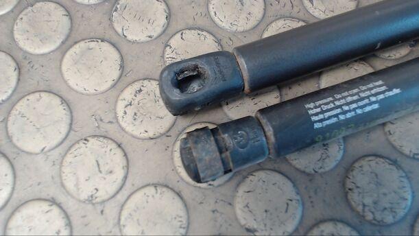 Foto: HECKKLAPPENDÄMPFERPAAR eines Peugeot 407 SW HDi 135 GL