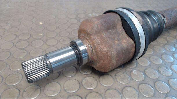 Foto: ANTRIEBSWELLE LINKS eines Peugeot 407 SW HDi 135 GL