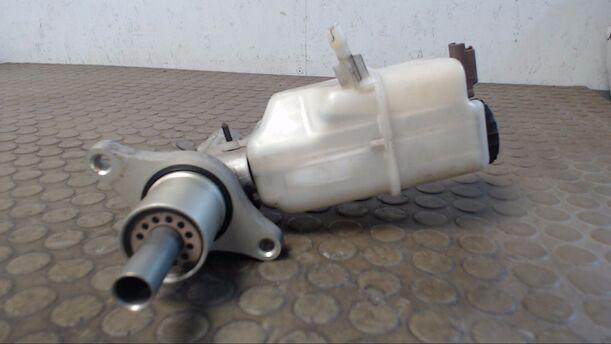 Foto: HAUPTBREMSZYLINDER eines Peugeot 407 SW HDi 135 GL
