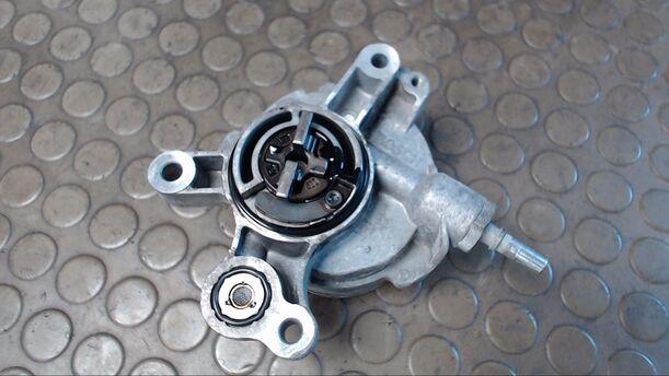 Foto: VAKUUMPUMPE eines Peugeot 407 SW HDi 135 GL