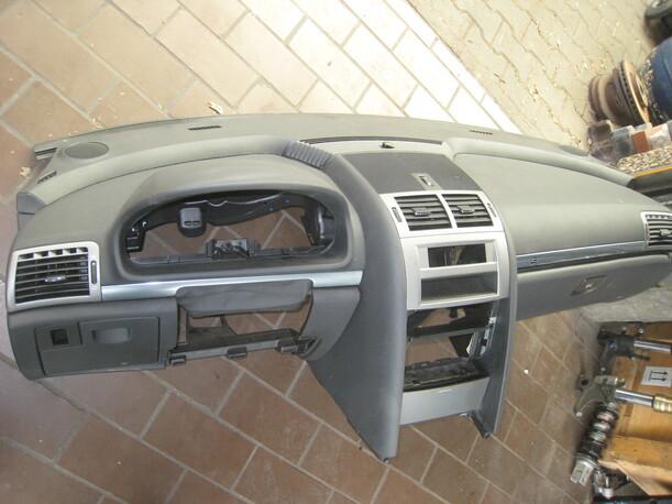 Foto: ARMATURENBRETT eines Peugeot 407 SW HDi 135 GL