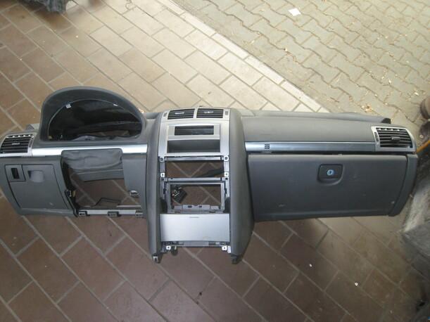Foto: ARMATURENBRETT eines Peugeot 407 SW HDi 135 GL