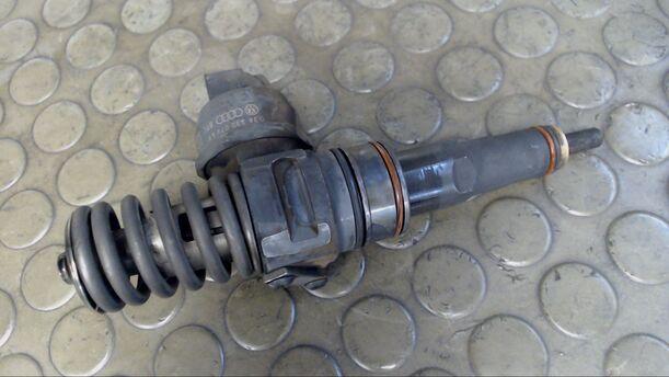 Foto: PUMPE-DÜSE EINHEIT eines VW Passat Variant 1.9 TDI GL