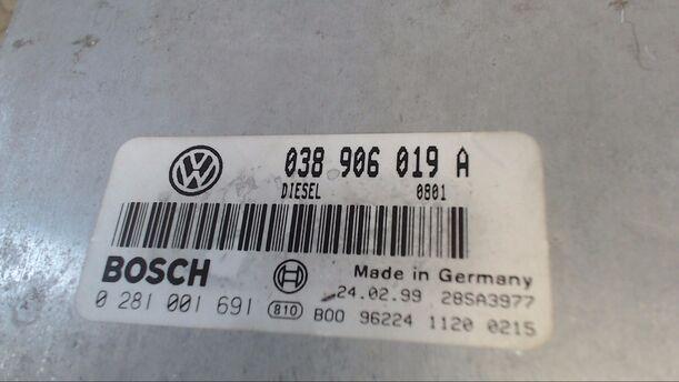 Foto: STEUERGERÄT EINSPRITZUNG eines VW Passat Variant 1.9 TDI GL