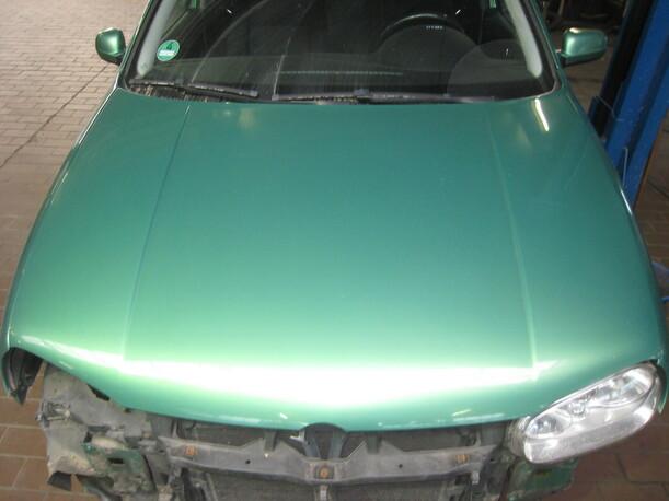 Foto: MOTORHAUBE eines VW Golf 1.9 TDI GL