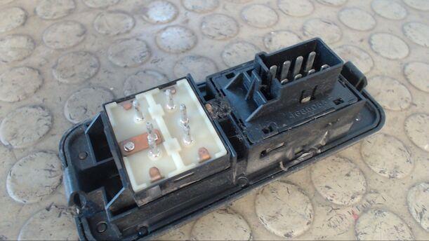 Foto: SCHALTER FENSTERHEBER eines Chrysler Grand Voyager Automatik GL