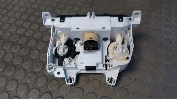 Foto: HEIZUNGSBETÄTIGUNG eines Mazda 323 F 1.6 GL