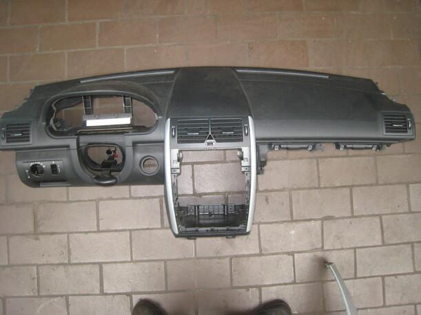 Foto: ARMATURENBRETT eines Mercedes-Benz A 180 CDI GL