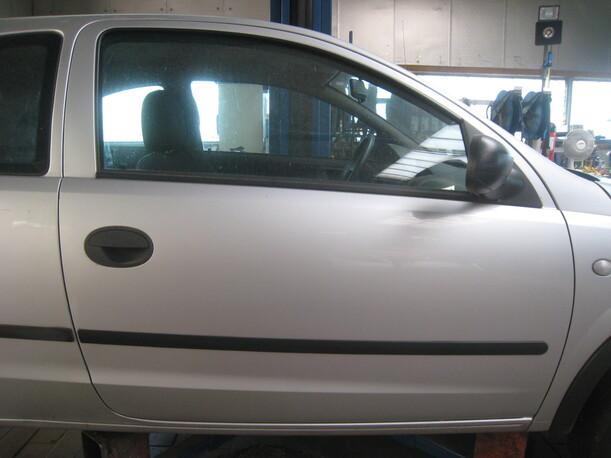 Foto: TÜR VORN RECHTS (2/3-Türer) eines Opel Corsa 1.0 12V GL