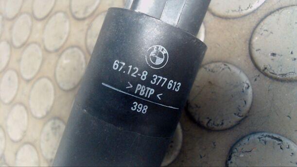 Foto: WASSERPUMPE SCHEINWERFERREINIGUNGSANLAGE eines BMW 523i GL