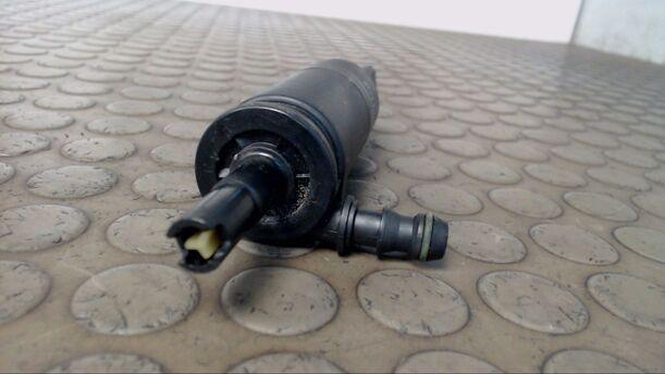 Foto: WASSERPUMPE SCHEINWERFERREINIGUNGSANLAGE eines BMW 523i GL