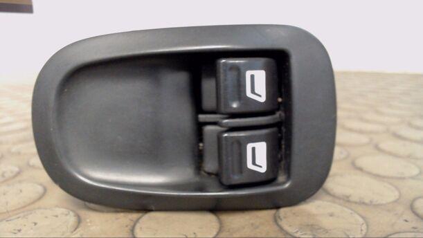 Foto: FENSTERHEBERSCHALTER VORN eines Peugeot 206 SW 75 GL