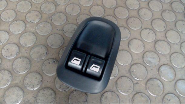 Foto: FENSTERHEBERSCHALTER VORN eines Peugeot 206 SW 75 GL