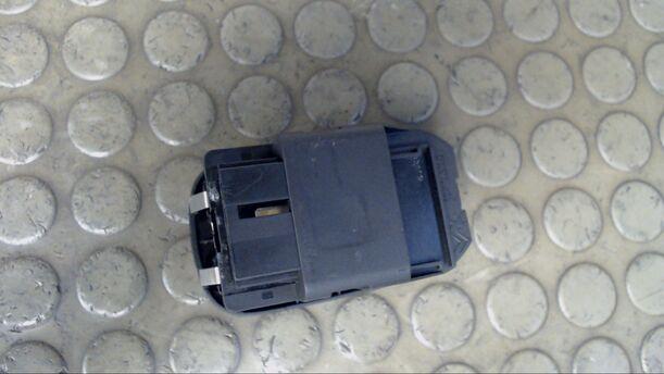 Foto: FENSTERHEBERSCHALTER VORN eines Peugeot 206 SW 75 GL