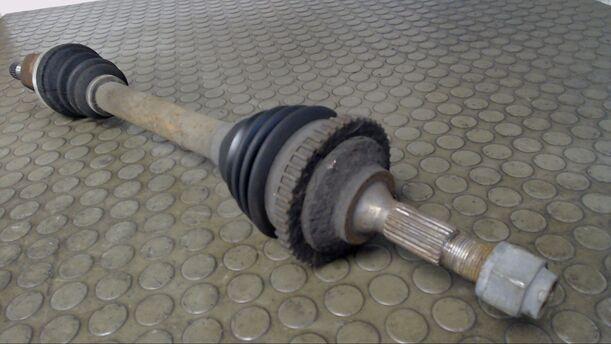Foto: ANTRIEBSWELLE VORN LINKS eines Peugeot 206 SW 75 CL