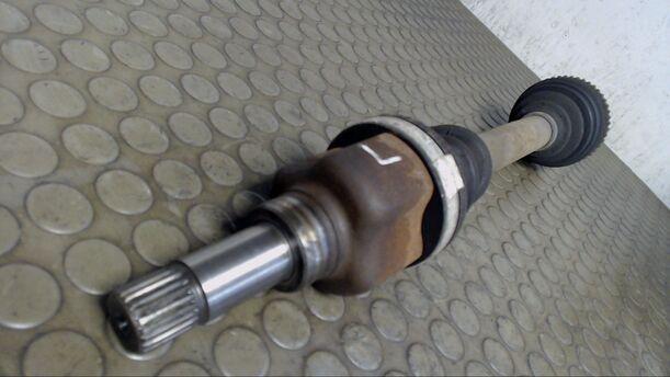 Foto: ANTRIEBSWELLE VORN LINKS eines Peugeot 206 SW 75 CL
