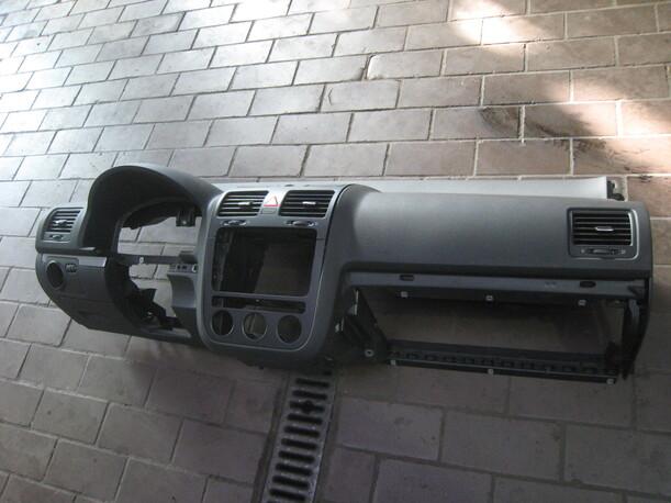Foto: ARMATURENBRETT eines VW Golf 1.9 TDI