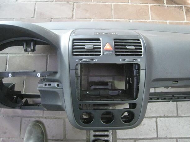 Foto: ARMATURENBRETT eines VW Golf 1.9 TDI