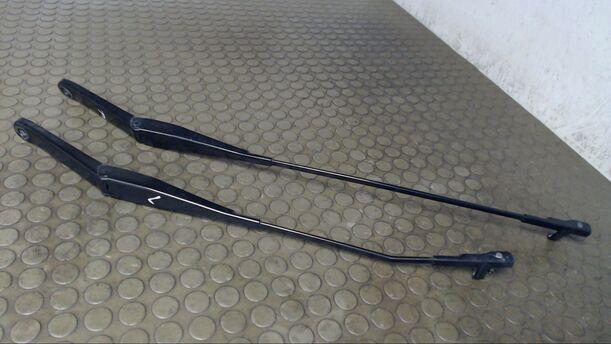 Foto: SCHEIBENWISCHERARME VORN eines Ford Focus 1.4 16V GL