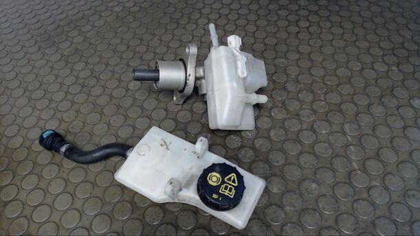 Foto: HAUPTBREMSZYLINDER eines Ford Focus 1.4 16V Eco