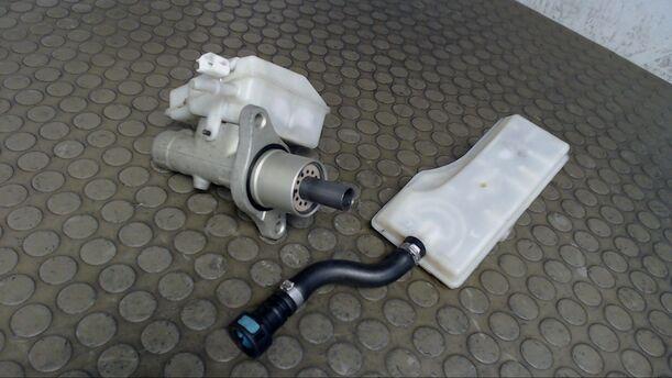 Foto: HAUPTBREMSZYLINDER eines Ford Focus 1.4 16V Eco