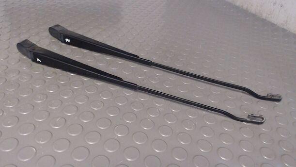 Foto: SCHEIBENWISCHERARME VORN eines Ford Scorpio Turnier Jeans