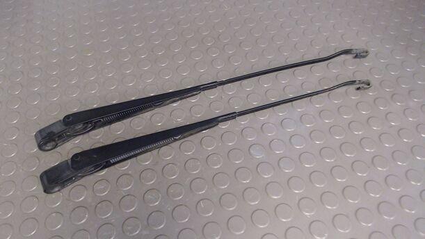 Foto: SCHEIBENWISCHERARME VORN eines Ford Scorpio Turnier Jeans